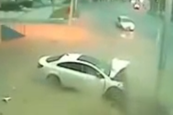Tinejdžerka ukrala auto da provoza društvo, pa se zakucala u stub (Video)