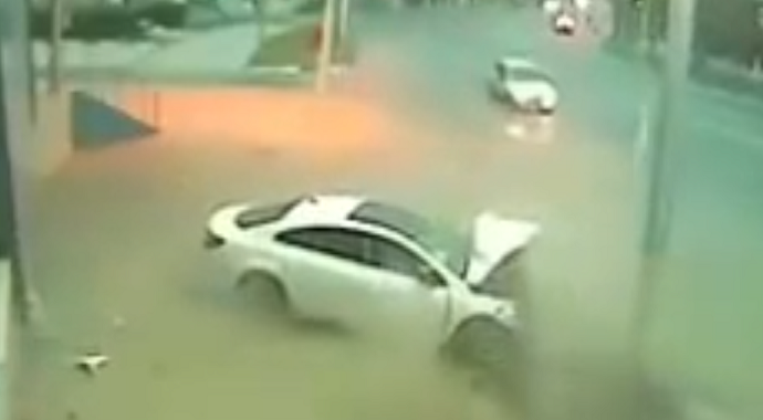 Tinejdžerka ukrala auto da provoza društvo, pa se zakucala u stub (Video) Tinejdžerka ukrala auto da provoza društvo, pa se zakucala u stub (Video)