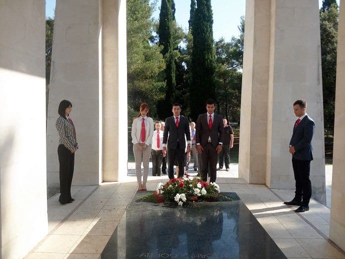 Bečić položio vijenac na spomenik Partizanu borcu Bečić položio vijenac na spomenik Partizanu borcu