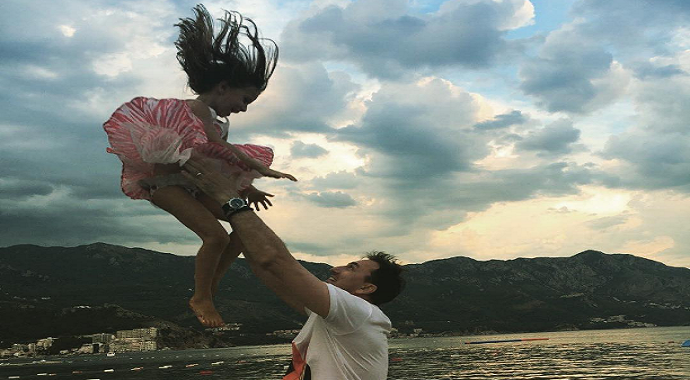 Dok se drugi bahate naš popularni pjevač uživa sa porodicom Dok se drugi bahate naš popularni pjevač uživa sa porodicom