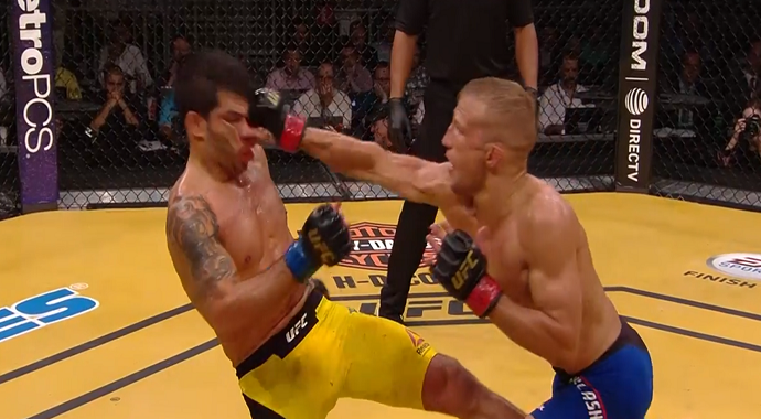 UFC 200: Svi brutalni udarci na usporenom snimku UFC 200: Svi brutalni udarci na usporenom snimku