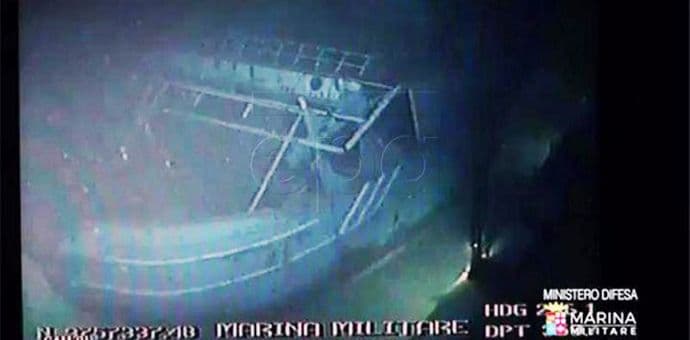 Italijanska mornarica izvukla olupinu broda s tijelima 675 izbjeglica Italijanska mornarica izvukla olupinu broda s tijelima 675 izbjeglica