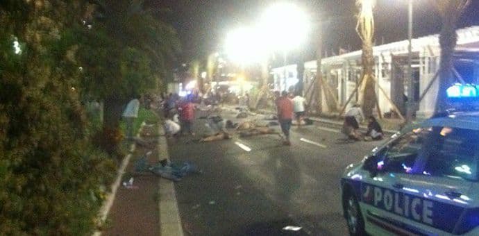 TEROR U FRANCUSKOJ: Kamion uletio među ljude na šetalištu, najmanje 84 mrtvih (FOTO, VIDEO) TEROR U FRANCUSKOJ: Kamion uletio među ljude na šetalištu, najmanje 84 mrtvih (FOTO, VIDEO)