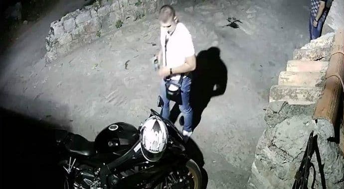 Budva: Kradu se i kacige sa motora (Foto) Budva: Kradu se i kacige sa motora (Foto)