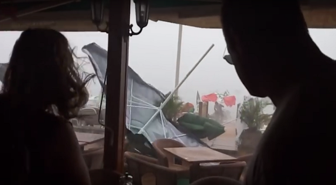 Oluja u Budvi raznosi sve pred sobom (Video) Oluja u Budvi raznosi sve pred sobom (Video)