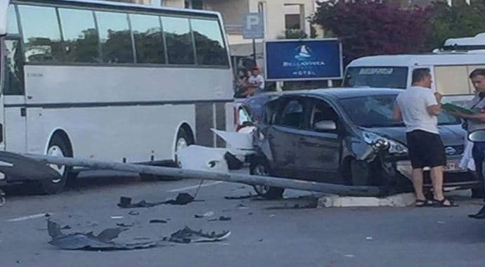 Četvoro povrijeđenih u saobraćajnoj nesreći u Bečićima Četvoro povrijeđenih u saobraćajnoj nesreći u Bečićima