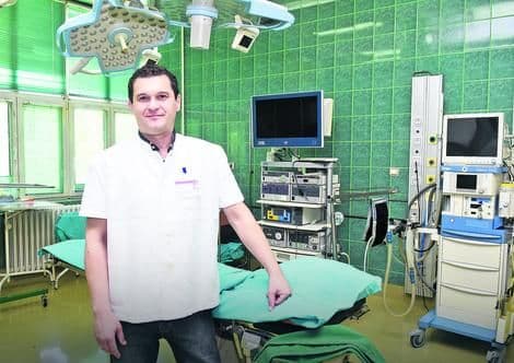 REKORDER: Hirurg Andrić obavio godišnje 450 operacija REKORDER: Hirurg Andrić obavio godišnje 450 operacija