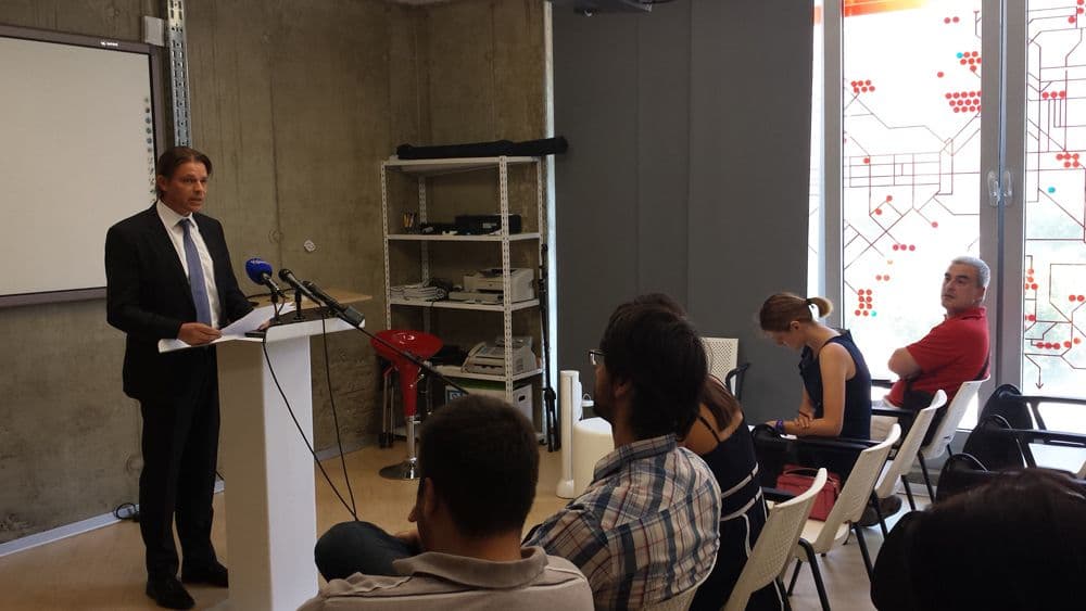 DoMEn i ME-net: Tvrdnje Demokrata velikim dijelom netačne DoMEn i ME-net: Tvrdnje Demokrata velikim dijelom netačne