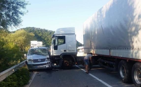 Udes kod Virpazara: Sudar kamiona i automobila Udes kod Virpazara: Sudar kamiona i automobila