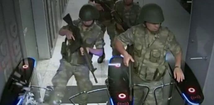 VIDEO: Kako su pučisti zauzeli zgradu turske televizije VIDEO: Kako su pučisti zauzeli zgradu turske televizije