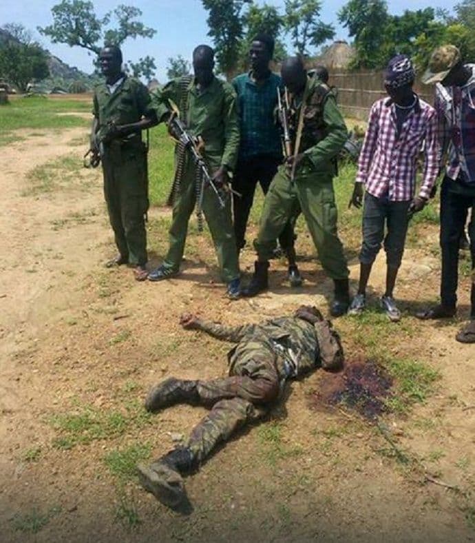 Napad na vojnu bazu, ubijeno 17 vojnika Napad na vojnu bazu, ubijeno 17 vojnika