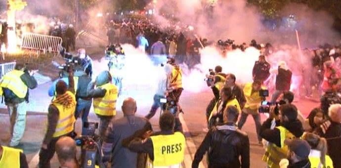 Publikacija: Ko je napao policiju ispred zgrade Skupštine i sjedišta TV Pink (VIDEO) Publikacija: Ko je napao policiju ispred zgrade Skupštine i sjedišta TV Pink (VIDEO)