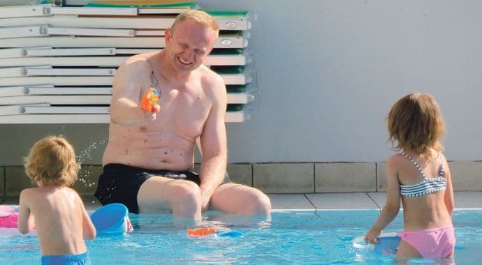 Đilas se raspištoljio na crnogorskom primorju Đilas se raspištoljio na crnogorskom primorju