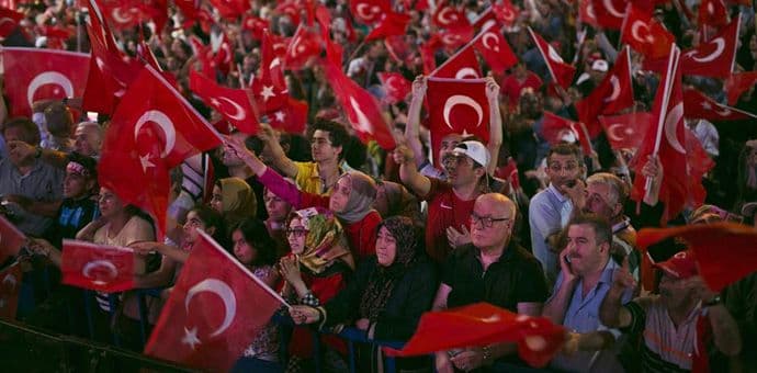 Erdoganove pristalice spaljuju Gulenove knjige Erdoganove pristalice spaljuju Gulenove knjige