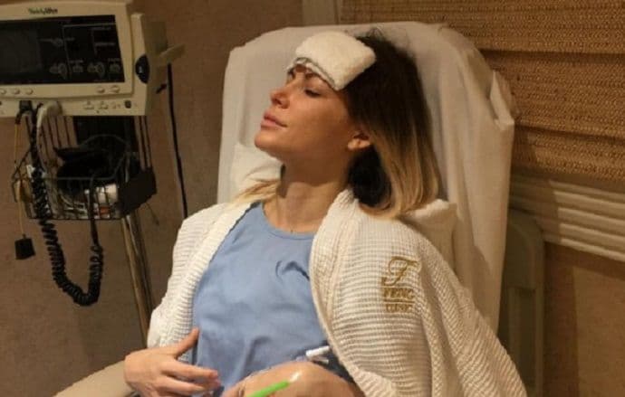 Podmukli silikoni: Supruga Hju Hefnera izvadila silikonske implante Podmukli silikoni: Supruga Hju Hefnera izvadila silikonske implante