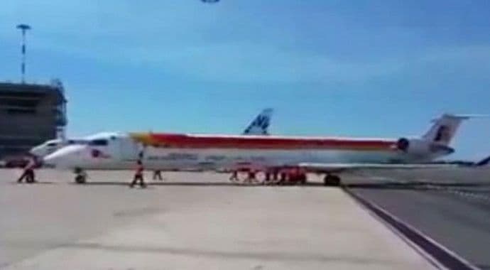 Radnici po pisti gurali avion težak 36 tona (VIDEO) Radnici po pisti gurali avion težak 36 tona (VIDEO)