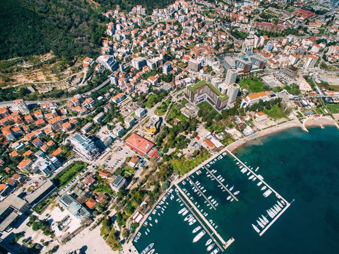 Budva: Troje ljudi uhapšeno zbog organizovanja prostitucije na moru Budva: Troje ljudi uhapšeno zbog organizovanja prostitucije na moru