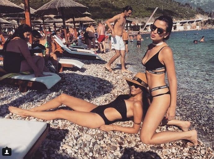Pjevačica mami uzdahe u bikiniju (FOTO) Pjevačica mami uzdahe u bikiniju (FOTO)