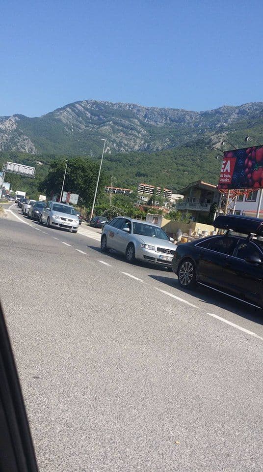 Sezona se zahuktava: Kilometarske kolone vozila prema Sutomoru i Baru Sezona se zahuktava: Kilometarske kolone vozila prema Sutomoru i Baru