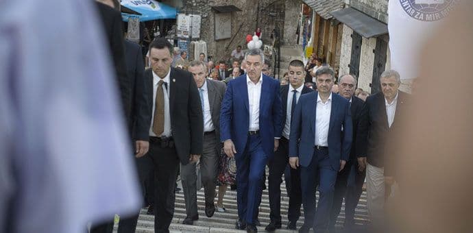 Đukanoviću uručena Povelja mira Đukanoviću uručena Povelja mira