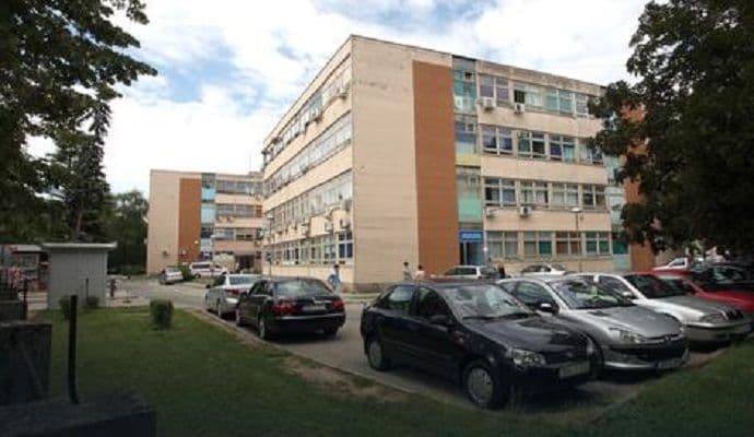 Udarao glavom u zid, pa zario sebi nož u vrat Udarao glavom u zid, pa zario sebi nož u vrat