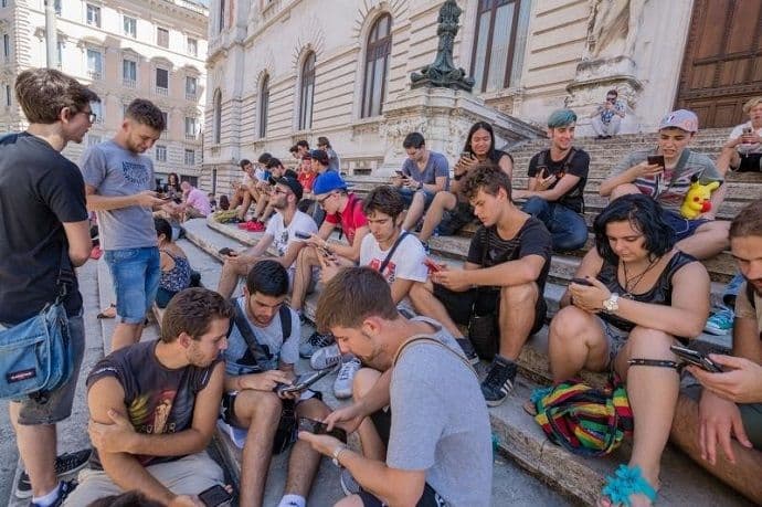 Pokemon trener iz Zagreba: Igraju svi, i klinci i policajci i poslovni ljudi Pokemon trener iz Zagreba: Igraju svi, i klinci i policajci i poslovni ljudi