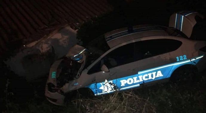 Smrskan policijski opel: "A slomi li ga, slomi..." Smrskan policijski opel: "A slomi li ga, slomi..."