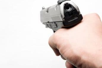 Dječak donio pištolj kod škole i pokazivao ga djeci Dječak donio pištolj kod škole i pokazivao ga djeci