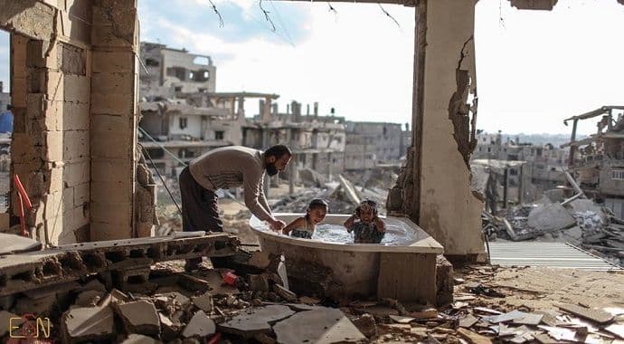 Dirljiva fotografija iz Gaze: Trenutak radosti u ratnim ruševinama Dirljiva fotografija iz Gaze: Trenutak radosti u ratnim ruševinama