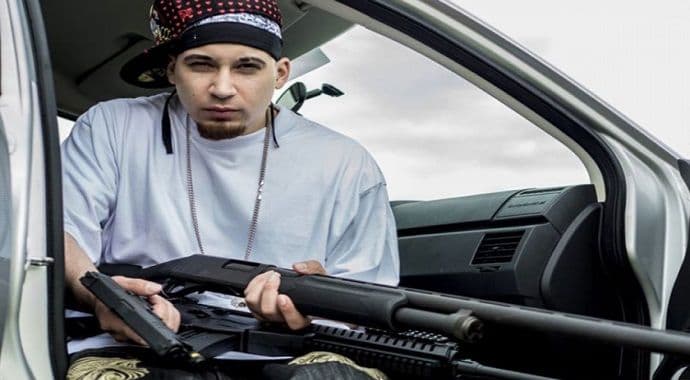 Reper pucao sebi u usta zbog spota (Video) Reper pucao sebi u usta zbog spota (Video)