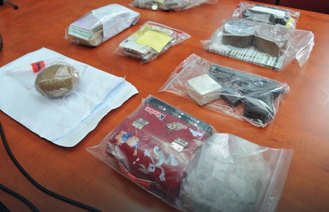 Pao diler u Beogradu, policija pronašla kokain, revolver i 5.000 eura Pao diler u Beogradu, policija pronašla kokain, revolver i 5.000 eura