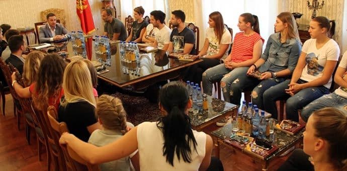 Bogdanović upriličio prijem za žensku rukometnu reprezentaciju Crne Gore Bogdanović upriličio prijem za žensku rukometnu reprezentaciju Crne Gore