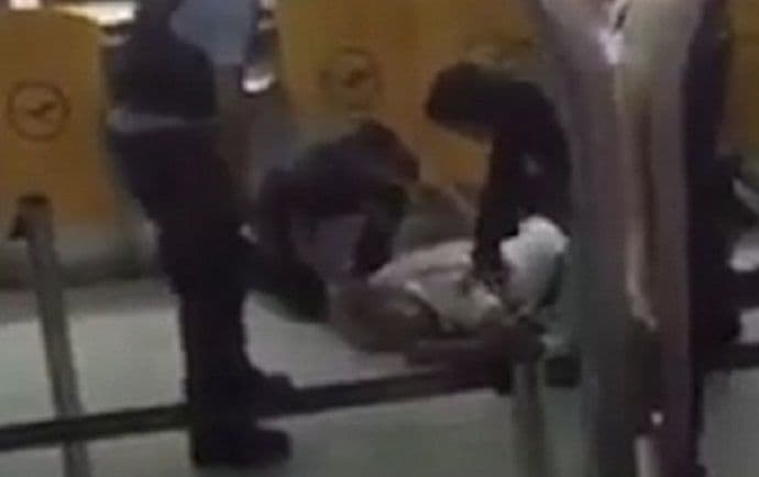 To se zove incident: Englez mlati trojicu policajaca zbog žene (video) To se zove incident: Englez mlati trojicu policajaca zbog žene (video)