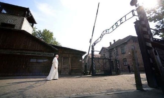 Fotografija dana: Papa u Aušvicu Fotografija dana: Papa u Aušvicu