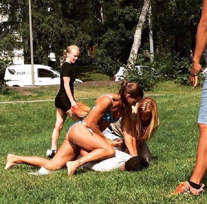 Seksi policajka ponizila lopova: Zaustavila bih ga i gola(FOTO) Seksi policajka ponizila lopova: Zaustavila bih ga i gola(FOTO)