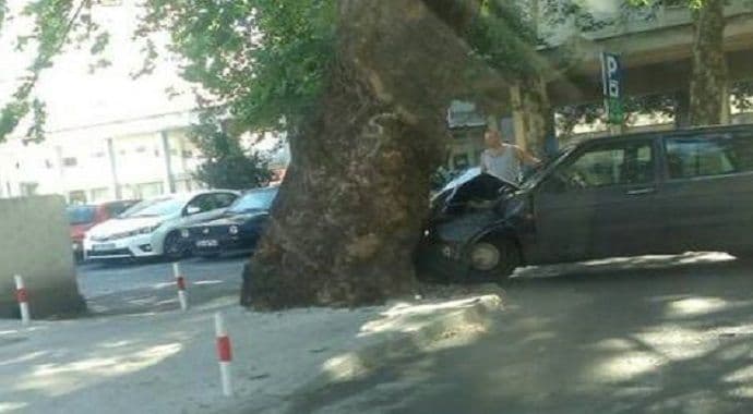 Udes u centru Podgorice: Golfom se zakucao u stablo Udes u centru Podgorice: Golfom se zakucao u stablo