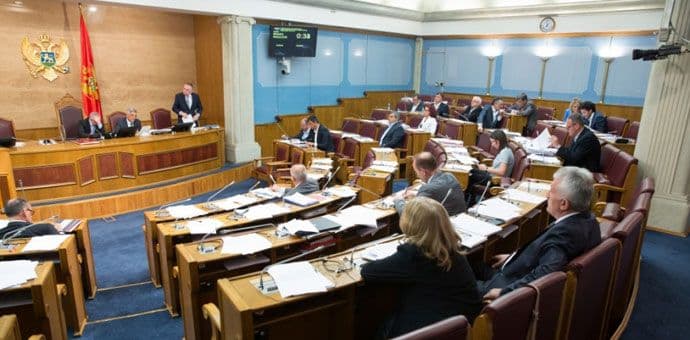 Skupština tri prevodioca platila 2.000 eura Skupština tri prevodioca platila 2.000 eura