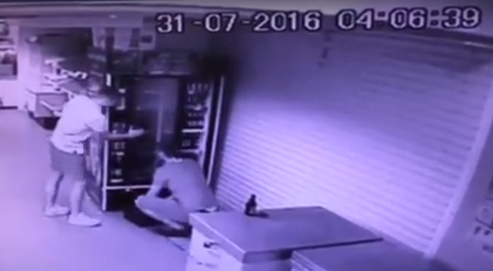 Bizarna krađa u Tivtu: Mladići odnijeli gajbu piva (Video) Bizarna krađa u Tivtu: Mladići odnijeli gajbu piva (Video)