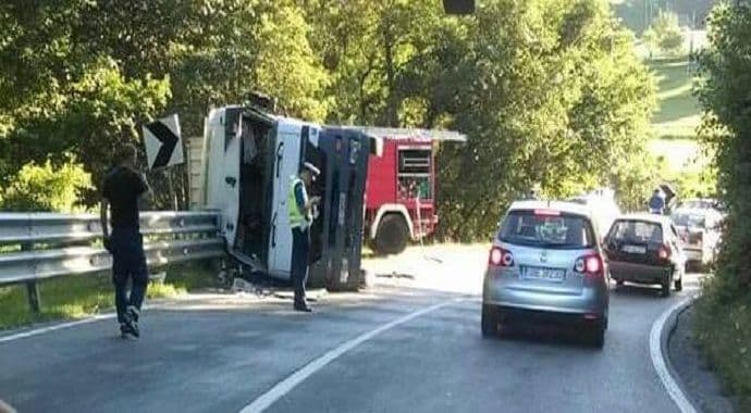 Saobraćajna nesreća na putu BP - MK, prevrnuo se kamion (Foto) Saobraćajna nesreća na putu BP - MK, prevrnuo se kamion (Foto)