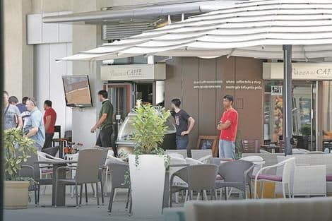 Potjera za ubicama: Ko je izrešetao vlasnika kafića "Piazza del Caffe" Potjera za ubicama: Ko je izrešetao vlasnika kafića "Piazza del Caffe"