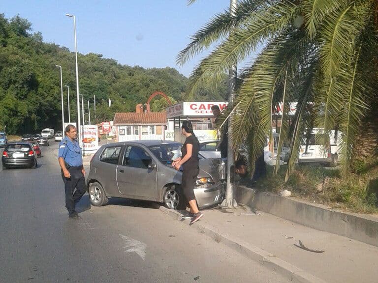 Vozač udario automobilom u stub Vozač udario automobilom u stub
