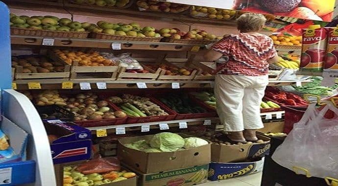 Podgorica: (Ne)kultura u trgovini, gazila krompir da bi dohvatila voće Podgorica: (Ne)kultura u trgovini, gazila krompir da bi dohvatila voće