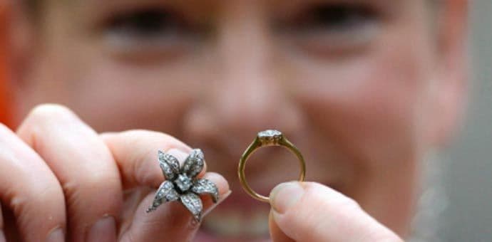 Kupili stolicu za pet funti i otkrili da je punjena dijamantima Kupili stolicu za pet funti i otkrili da je punjena dijamantima