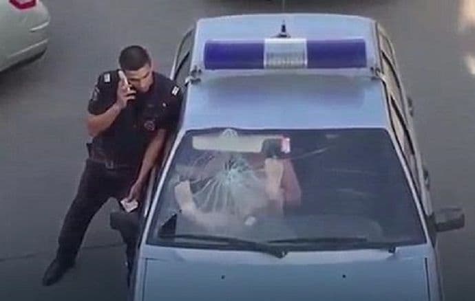 VIDEO: Djevojka u bikiniju razbila šoferšajbnu policijskih kola VIDEO: Djevojka u bikiniju razbila šoferšajbnu policijskih kola