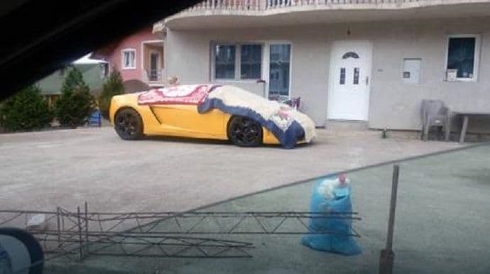 FOTO: Žuti lamborgini „ušuškan“ u vunenu ćebad FOTO: Žuti lamborgini „ušuškan“ u vunenu ćebad