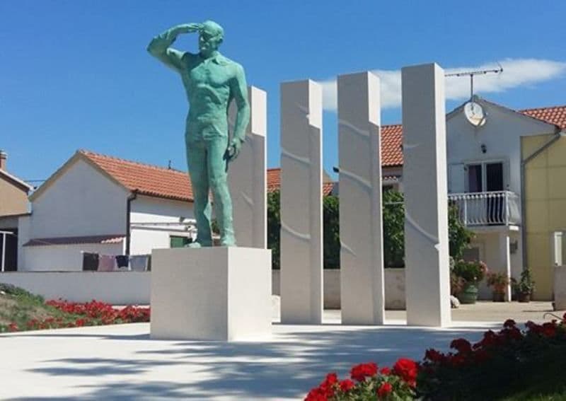 Bura oko spomenika Barešiću se ne stišava Bura oko spomenika Barešiću se ne stišava