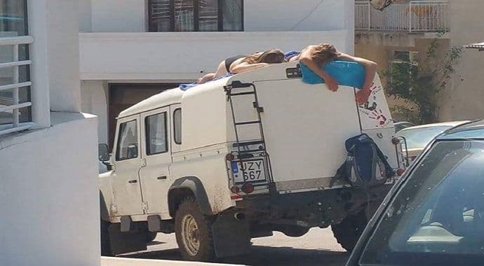 Plaža na krovu starog džipa Plaža na krovu starog džipa