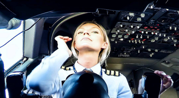 Ova zgodna plavuša pilotira Boingom i pravi je hit na društvenim mrežama Ova zgodna plavuša pilotira Boingom i pravi je hit na društvenim mrežama