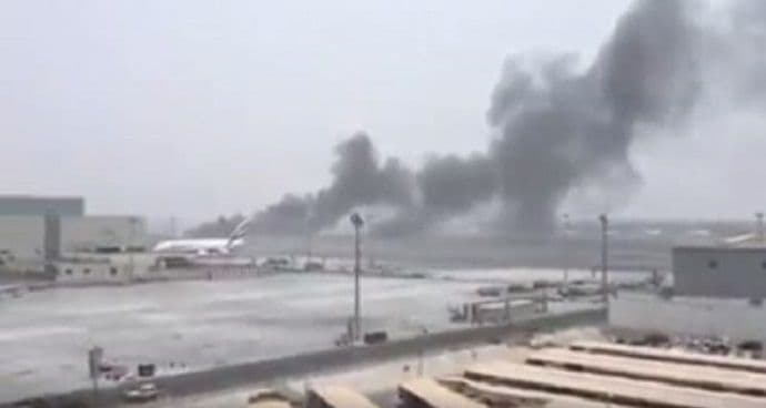 Aerodrom u Dubaiju zatvoren zbog zapaljenog aviona Aerodrom u Dubaiju zatvoren zbog zapaljenog aviona