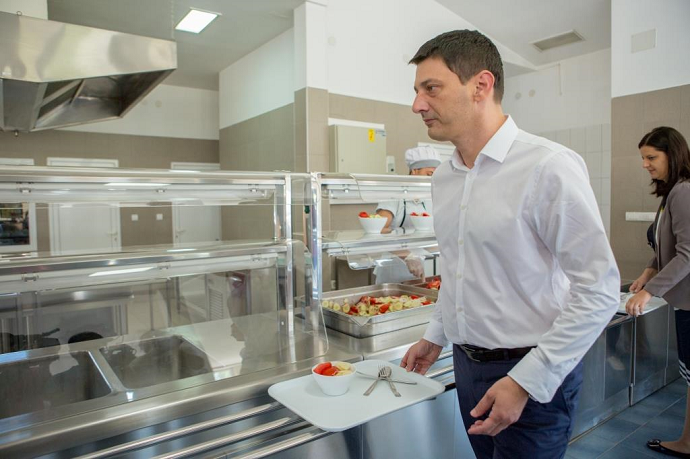 FOTO: Pajović ručao u narodnoj kuhinji, obećao dvije gajbe jabuka FOTO: Pajović ručao u narodnoj kuhinji, obećao dvije gajbe jabuka